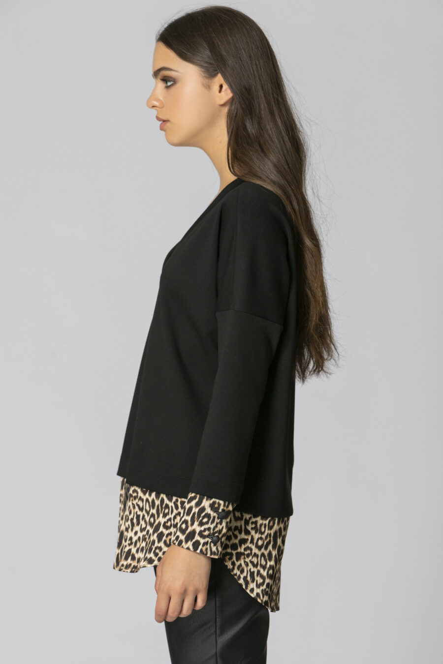 ΜΠΛΟΥΖΑ ΜΕ ΛΕΠΤΟΜΕΡΕΙΑ ANIMAL PRINT - Image 3