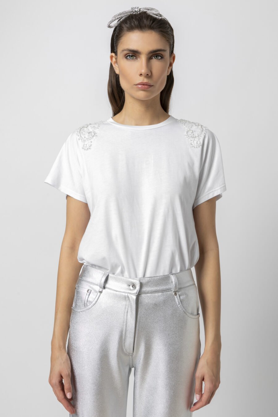 T-SHIRT ΜΕ ΑΠΛΙΚΑΡΙΣΜΑ ΣΤΗΝ ΠΛΑΤΗ - Image 2