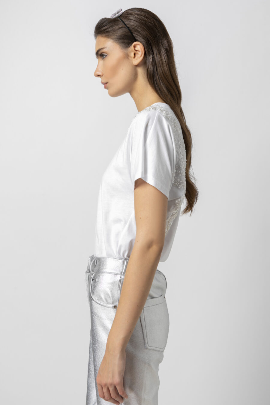 T-SHIRT ΜΕ ΑΠΛΙΚΑΡΙΣΜΑ ΣΤΗΝ ΠΛΑΤΗ - Image 4