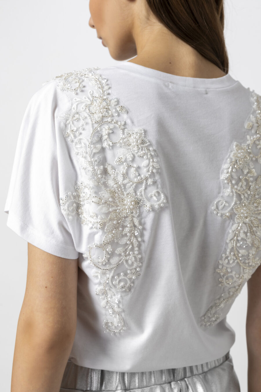 T-SHIRT ΜΕ ΑΠΛΙΚΑΡΙΣΜΑ ΣΤΗΝ ΠΛΑΤΗ - Image 3
