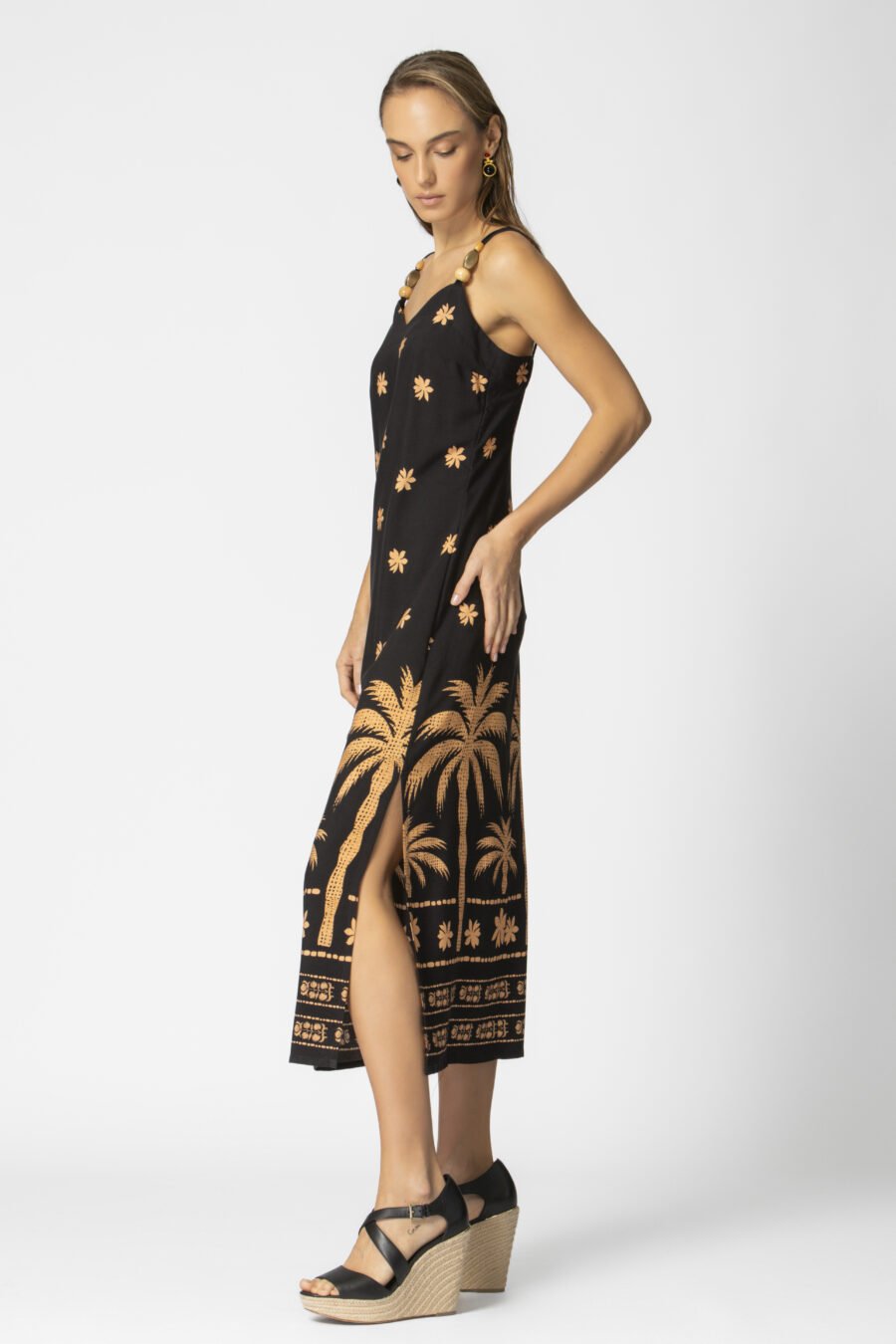 ΓΥΝΑΙΚΕΙΟ ΜΑΥΡΟ ΦΟΡΕΜΑ ΜΕ TROPICAL PRINT ΚΑΙ ΛΕΠΤΟΜΕΡΕΙΕΣ ΣΤΟΥΣ ΩΜΟΥΣ - Image 2