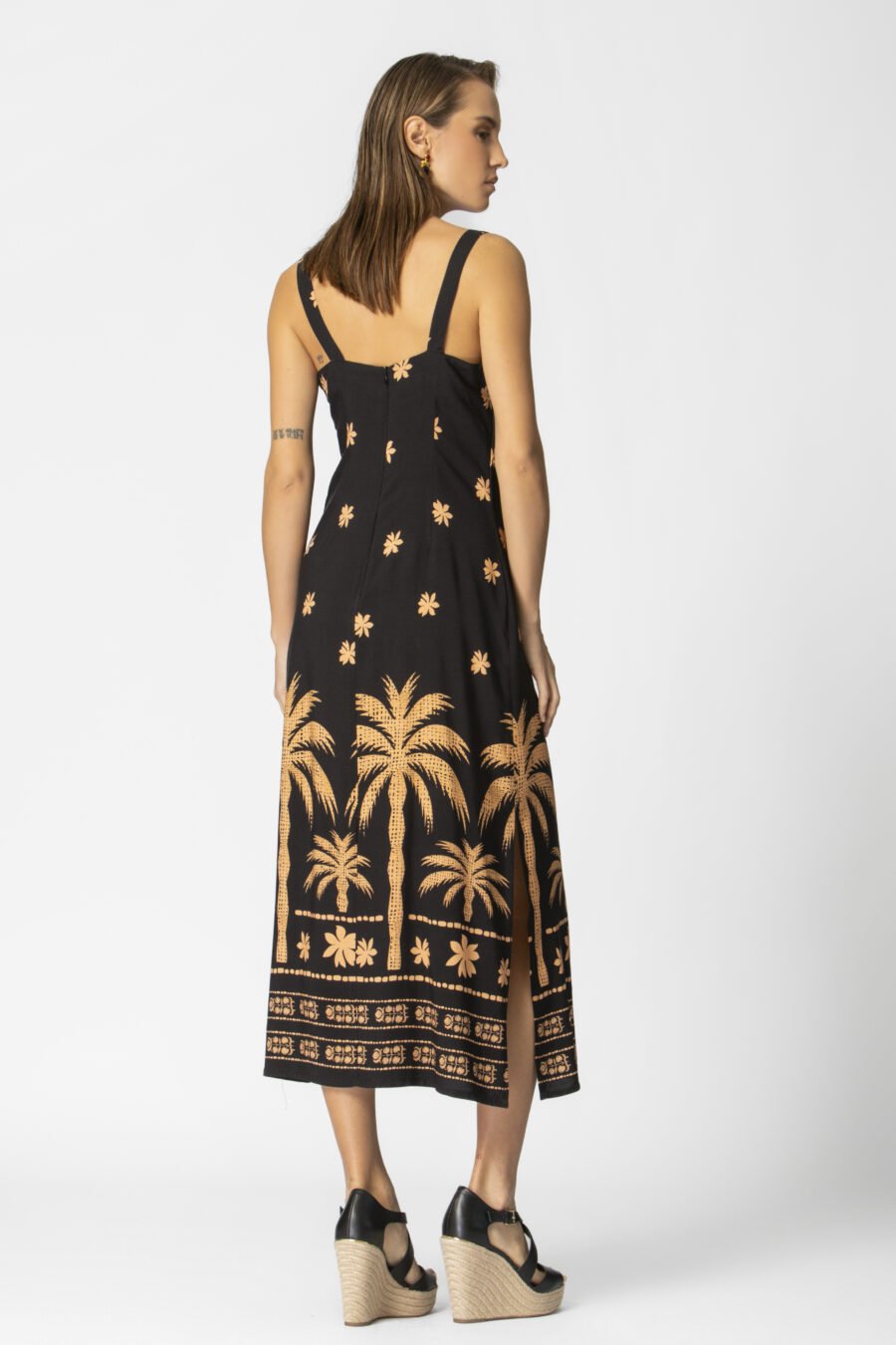 ΓΥΝΑΙΚΕΙΟ ΜΑΥΡΟ ΦΟΡΕΜΑ ΜΕ TROPICAL PRINT ΚΑΙ ΛΕΠΤΟΜΕΡΕΙΕΣ ΣΤΟΥΣ ΩΜΟΥΣ - Image 3