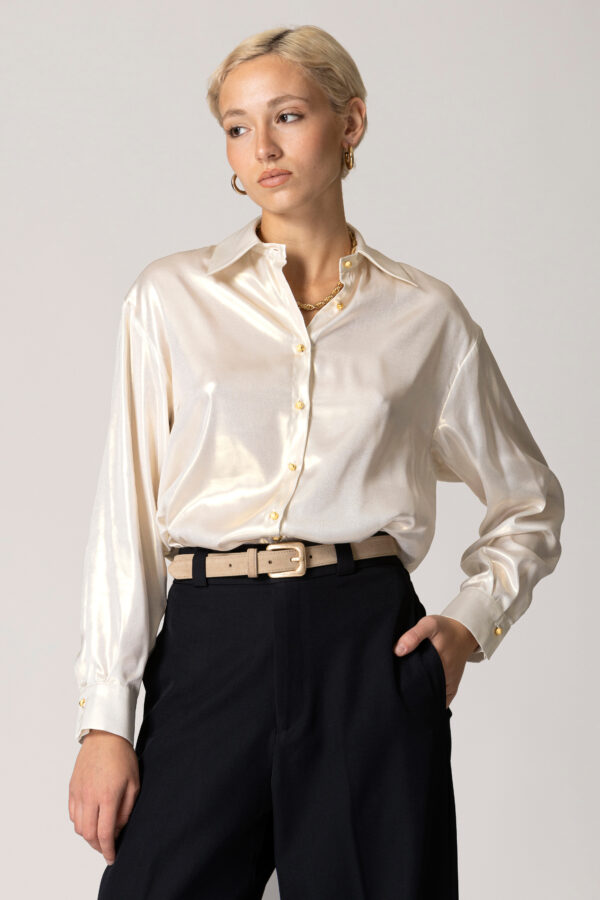 ΠΟΥΚΑΜΙΣΟ ΣΕ ΧΑΛΑΡΗ ΓΡΑΜΜΗ