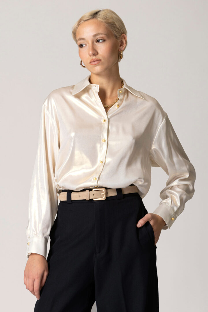 ΠΟΥΚΑΜΙΣΟ ΣΕ ΧΑΛΑΡΗ ΓΡΑΜΜΗ