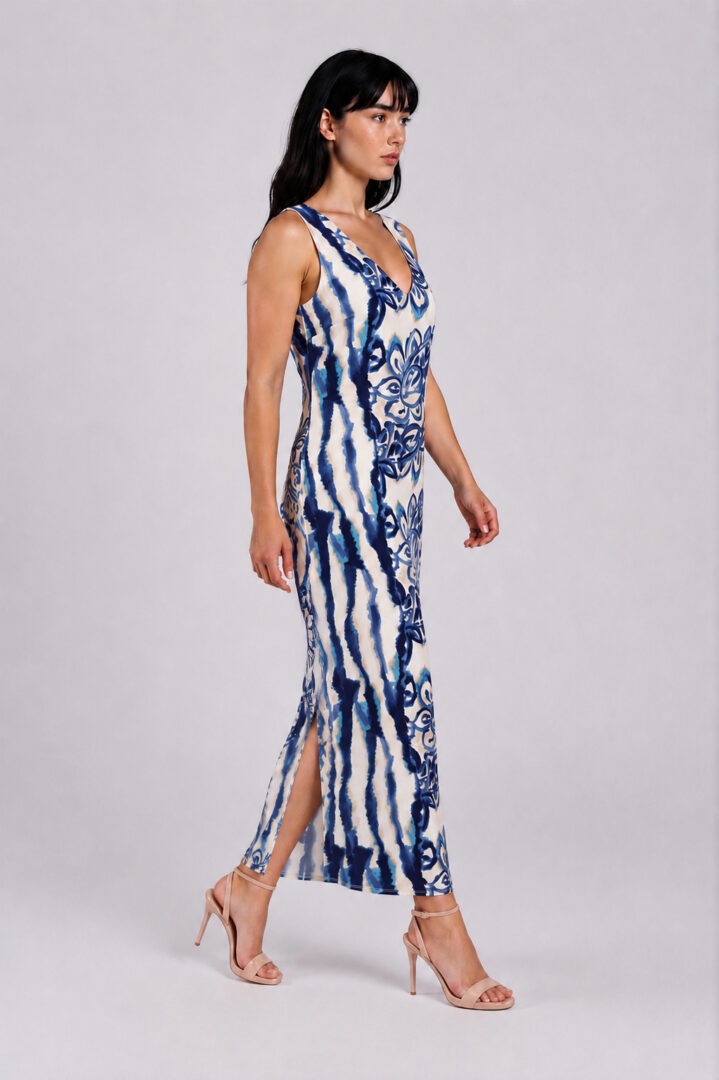 MAXI ΦΟΡΕΜΑ ΜΕ ΜΠΛΕ FLORAL PRINT ΚΑΙ V ΝΤΕΚΟΛΤΕ - Image 2